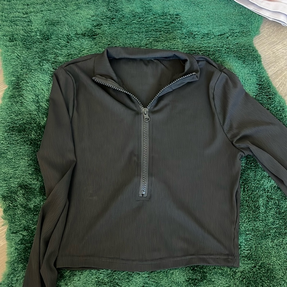 Long sleeve half zip crop top. Size xs (runs bigger) in black.